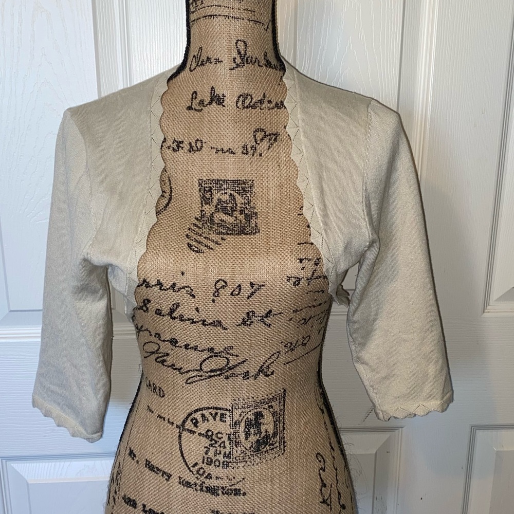 *NWT* Cream cropped shrug cardigan